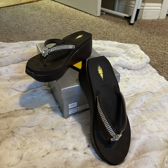 Volatile size 8 sandal